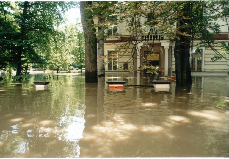 Zdjęcie nagłówkowe otwierające podstronę: 20 lat po powodzi. Wystawa w holu Biblioteki Głównej