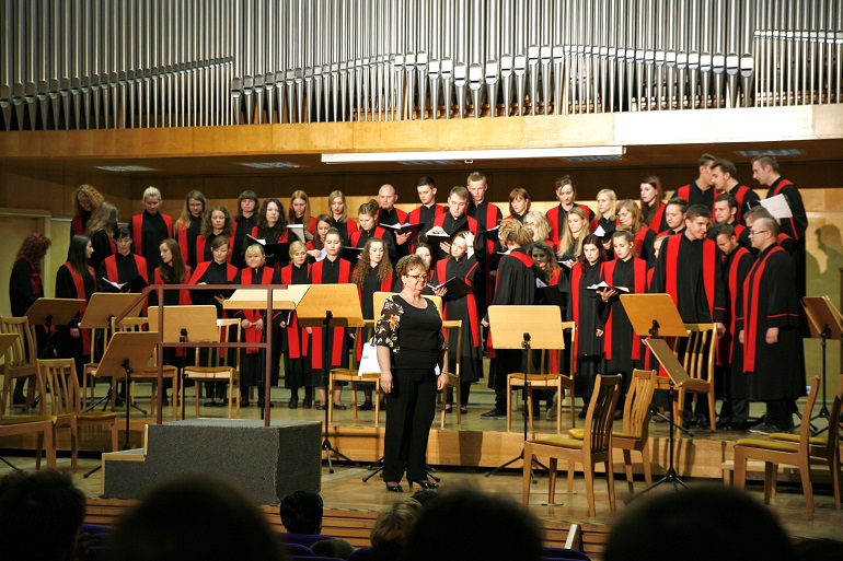 Zdjęcie nagłówkowe otwierające podstronę: Jeśli kochasz śpiew zapraszamy do chóru uniwersyteckiego