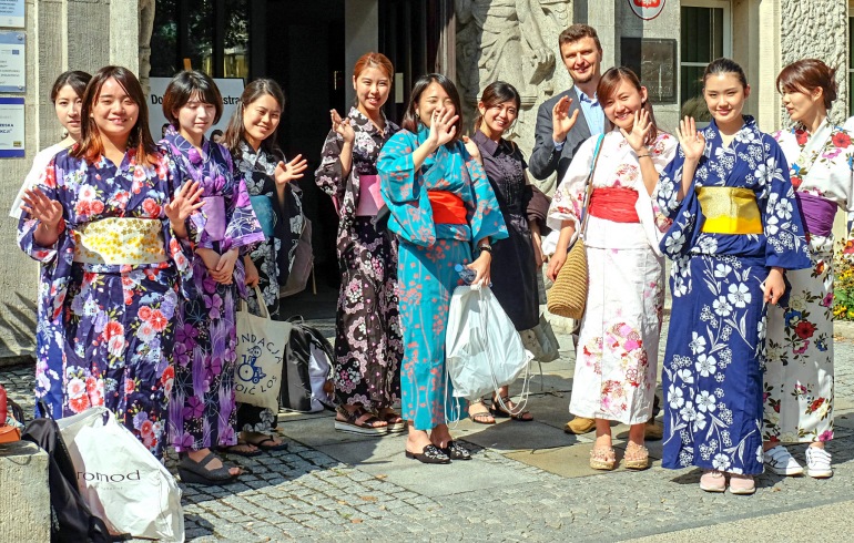 Zdjęcie nagłówkowe otwierające podstronę: Students from Japan and Women in Wars