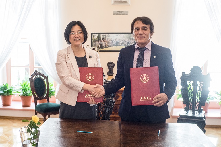 Zdjęcie nagłówkowe otwierające podstronę: Umowa pomiędzy Uniwersytetem Changchun w Chinach i Uniwersytetem Opolskim podpisana