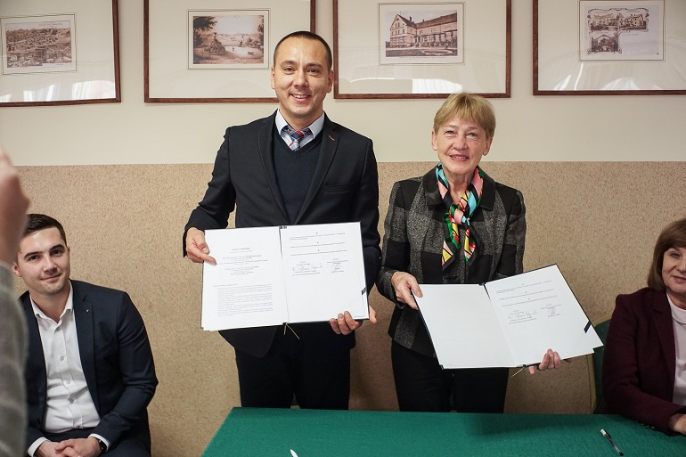 Zdjęcie nagłówkowe otwierające podstronę: Umowa między UO a Zespołem Szkół w Prószkowie podpisana