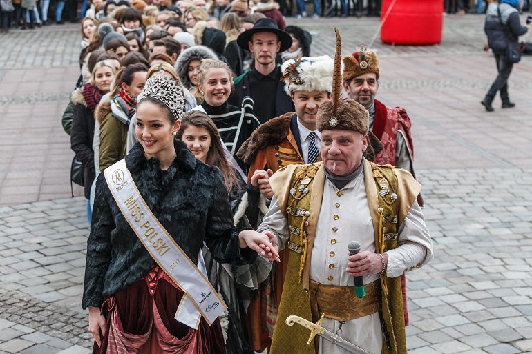 Zdjęcie nagłówkowe otwierające podstronę: Wielki polonez maturzystów na opolskim Rynku!