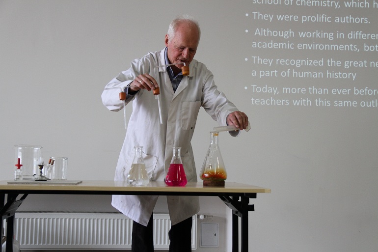Zdjęcie nagłówkowe otwierające podstronę: Pokazy chemiczne gościa specjalnego z Highgate School w Londynie