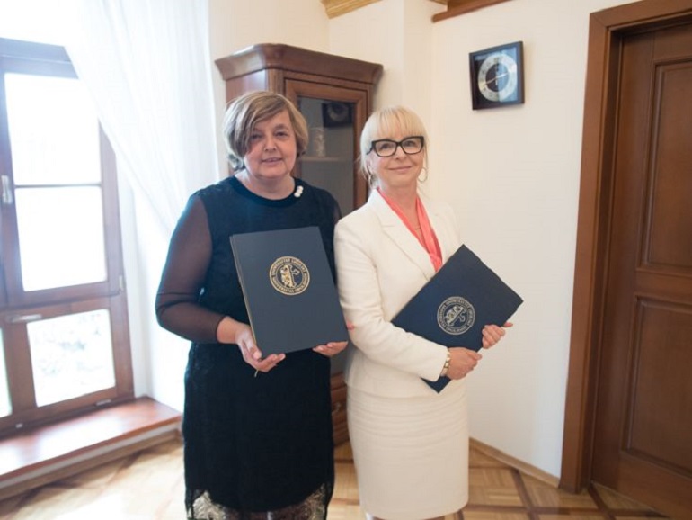 Zdjęcie nagłówkowe otwierające podstronę: Umowy o współpracy dydaktycznej pomiędzy UO i dwiema szkołami w Wieluniu