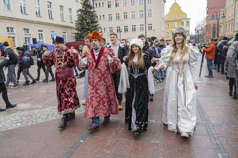 Zdjęcie nagłówkowe otwierające podstronę: Polonez maturzystów na opolskim Rynku