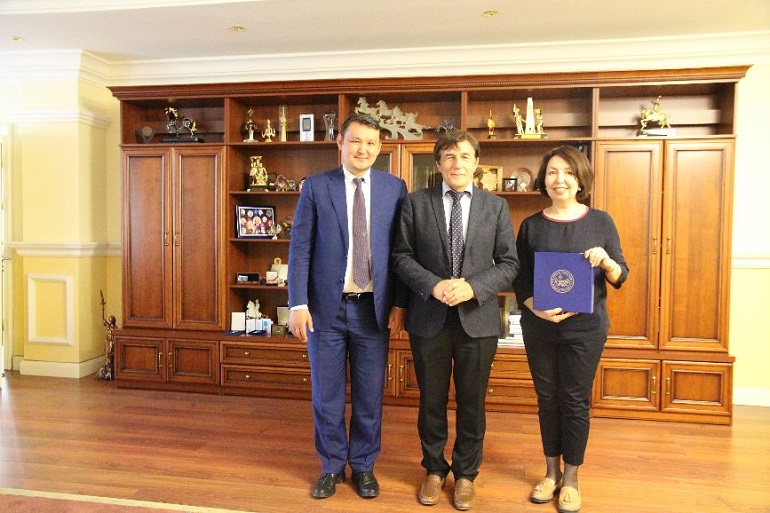 Przeniesienie do informacji o tytule: Rozszerzamy współpracę z Kazguu University w stolicy Kazachstanu