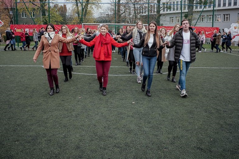 Przeniesienie do informacji o tytule: Studenci odtańczyli poloneza ku czci niepodległości