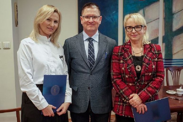 Przeniesienie do informacji o tytule: Umowa pomiędzy UO a Zespołem Szkół w Krapkowicach podpisana