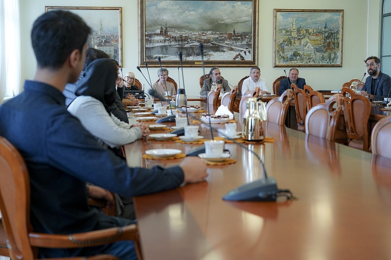 Przeniesienie do informacji o tytule: Spotkanie władz rektorskich z grupą ewakuowanych Afgańczyków