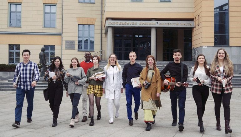 Zdjęcie nagłówkowe otwierające podstronę: Studenci Uniwersytetu Opolskiego – to oficjalna grupa naszej uczelni na FB