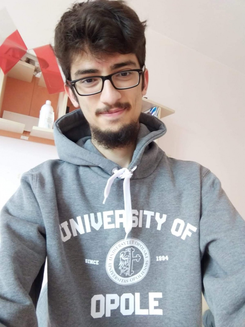 DS Niechcic. Student Wydziału Filologicznego, Yusuf Özdemi̇r, pozuje w bluzie Uniwersytetu Opolskiego, którą wygrał w konkursie na Facebooku
